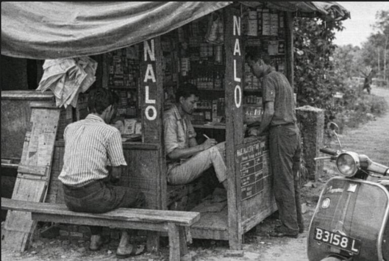 gambaran zaman dulu pelanggan togel nalo di warung jalanan